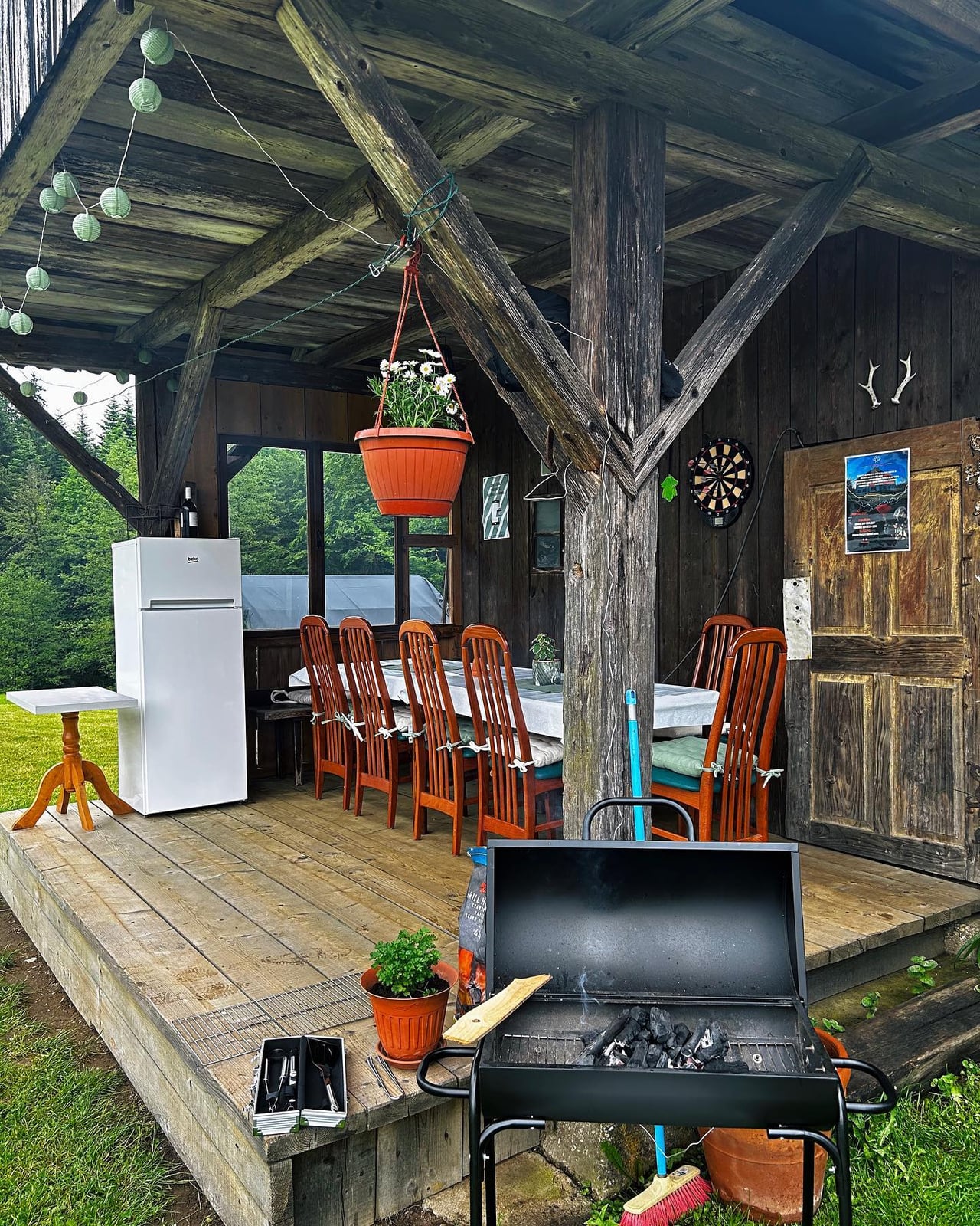 Pokrita piknik terasa med druženjem